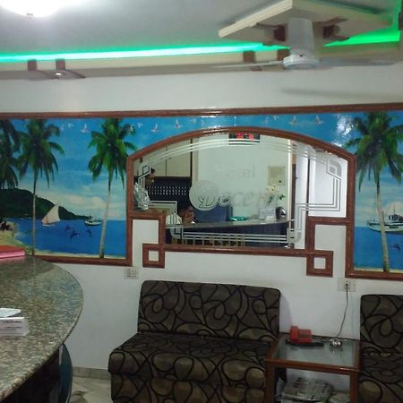 Hotel Decent Сурат Экстерьер фото