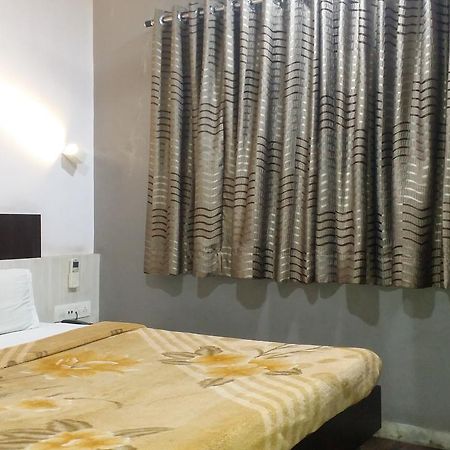 Hotel Decent Сурат Экстерьер фото