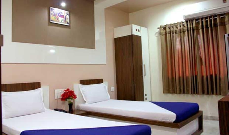 Hotel Decent Сурат Экстерьер фото