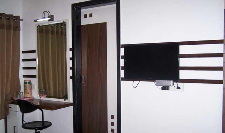 Hotel Decent Сурат Экстерьер фото