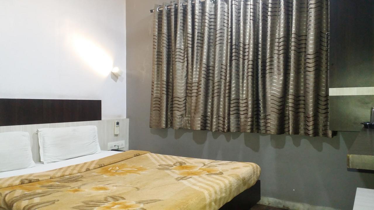 Hotel Decent Сурат Экстерьер фото