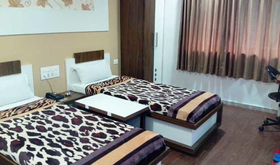 Hotel Decent Сурат Экстерьер фото