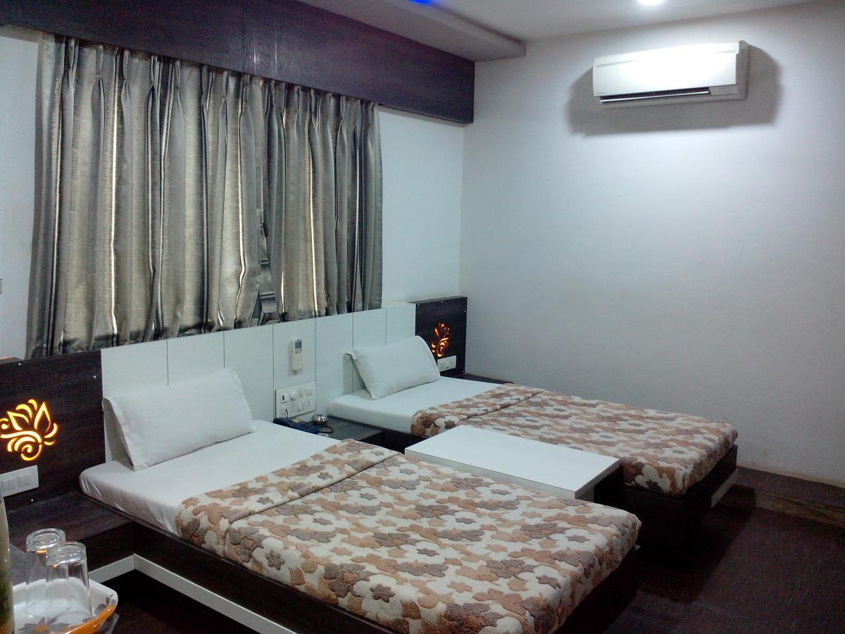 Hotel Decent Сурат Экстерьер фото