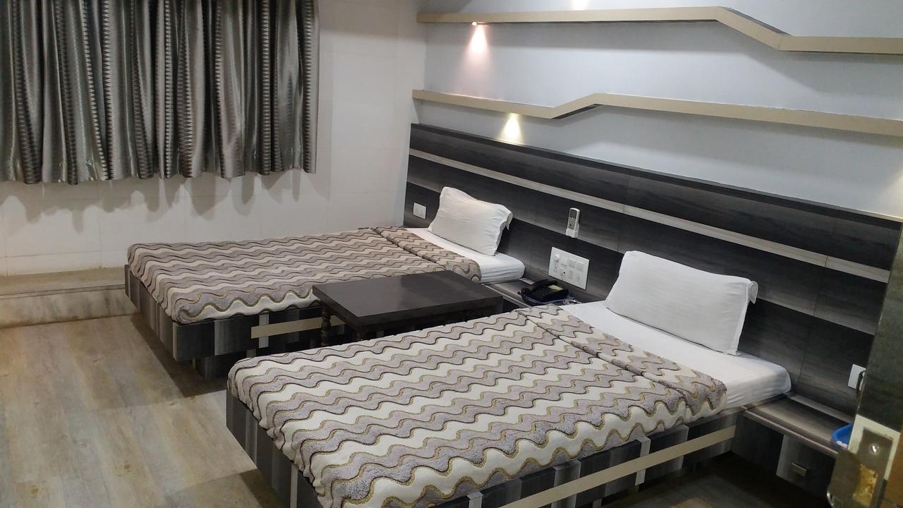 Hotel Decent Сурат Экстерьер фото