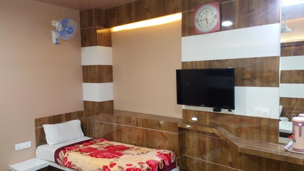 Hotel Decent Сурат Экстерьер фото