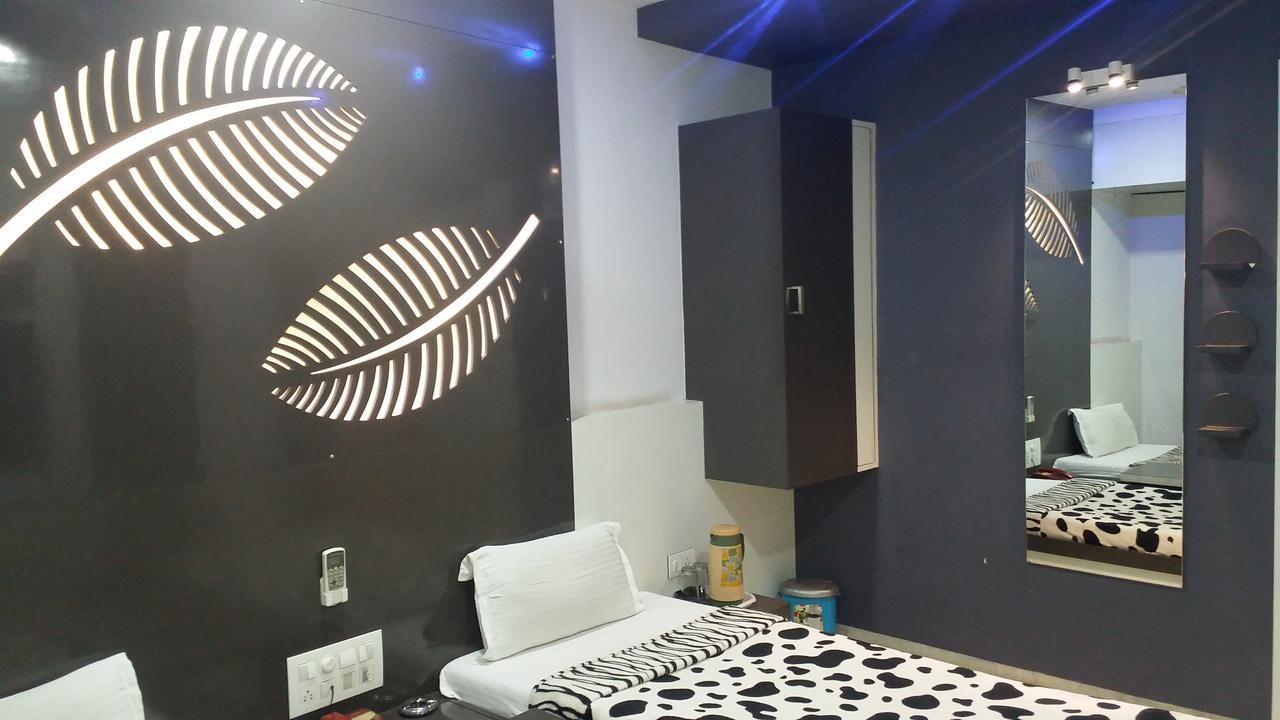 Hotel Decent Сурат Экстерьер фото