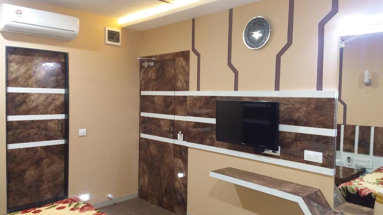 Hotel Decent Сурат Экстерьер фото