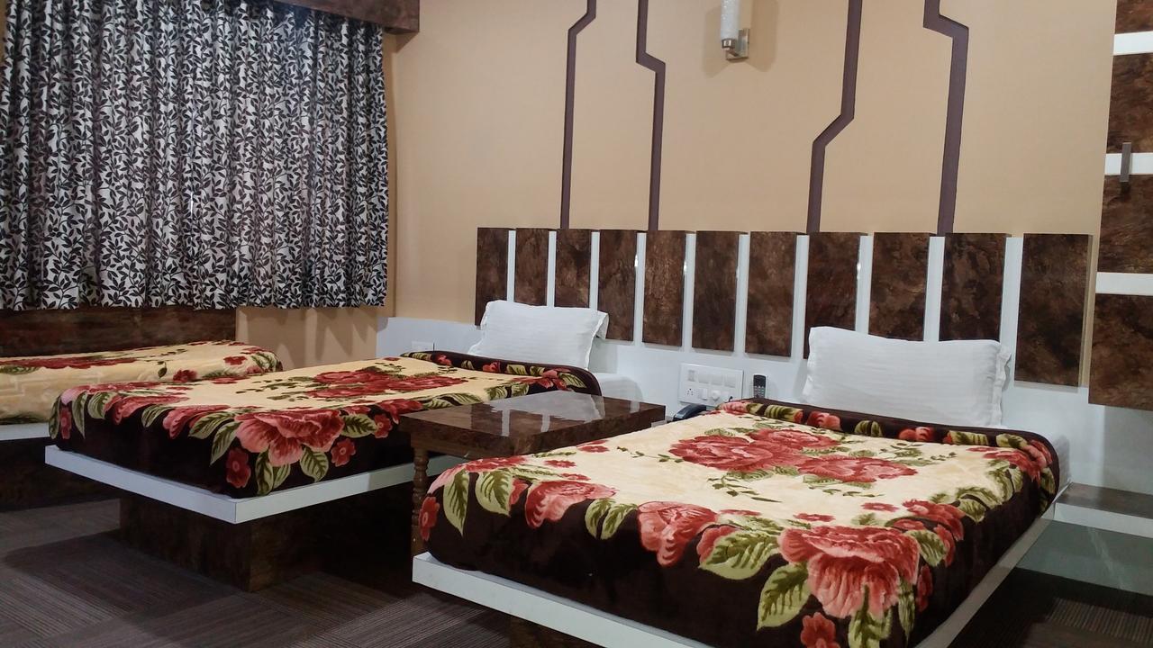 Hotel Decent Сурат Экстерьер фото