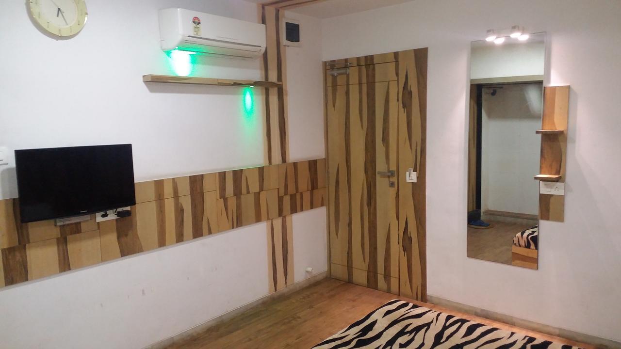Hotel Decent Сурат Экстерьер фото
